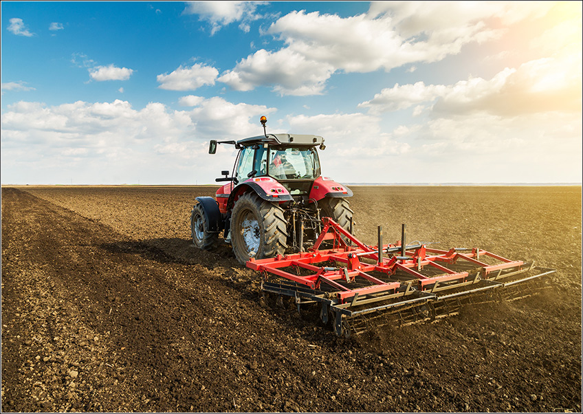 Trator Arando a Terra