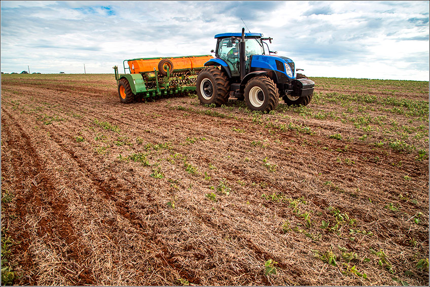 Trator e Implemento Agrícola